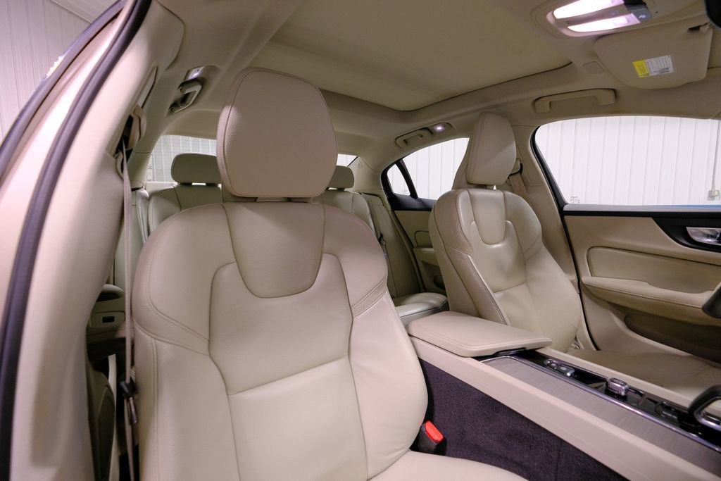 2024 Volvo S60 Plus Dark Theme