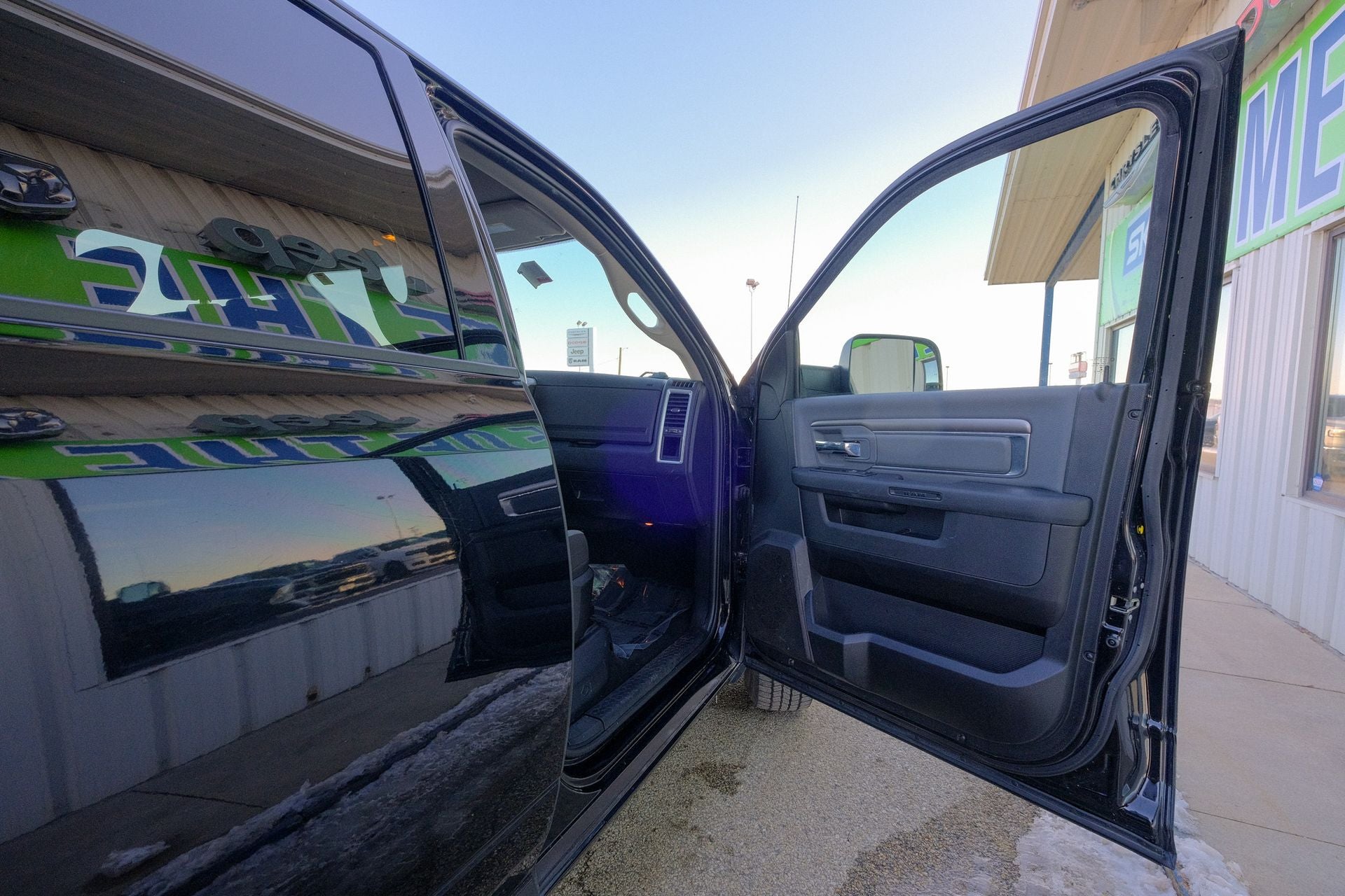 2023 RAM 1500 Classic SLT Crew Cab 4x4 5'7' Box