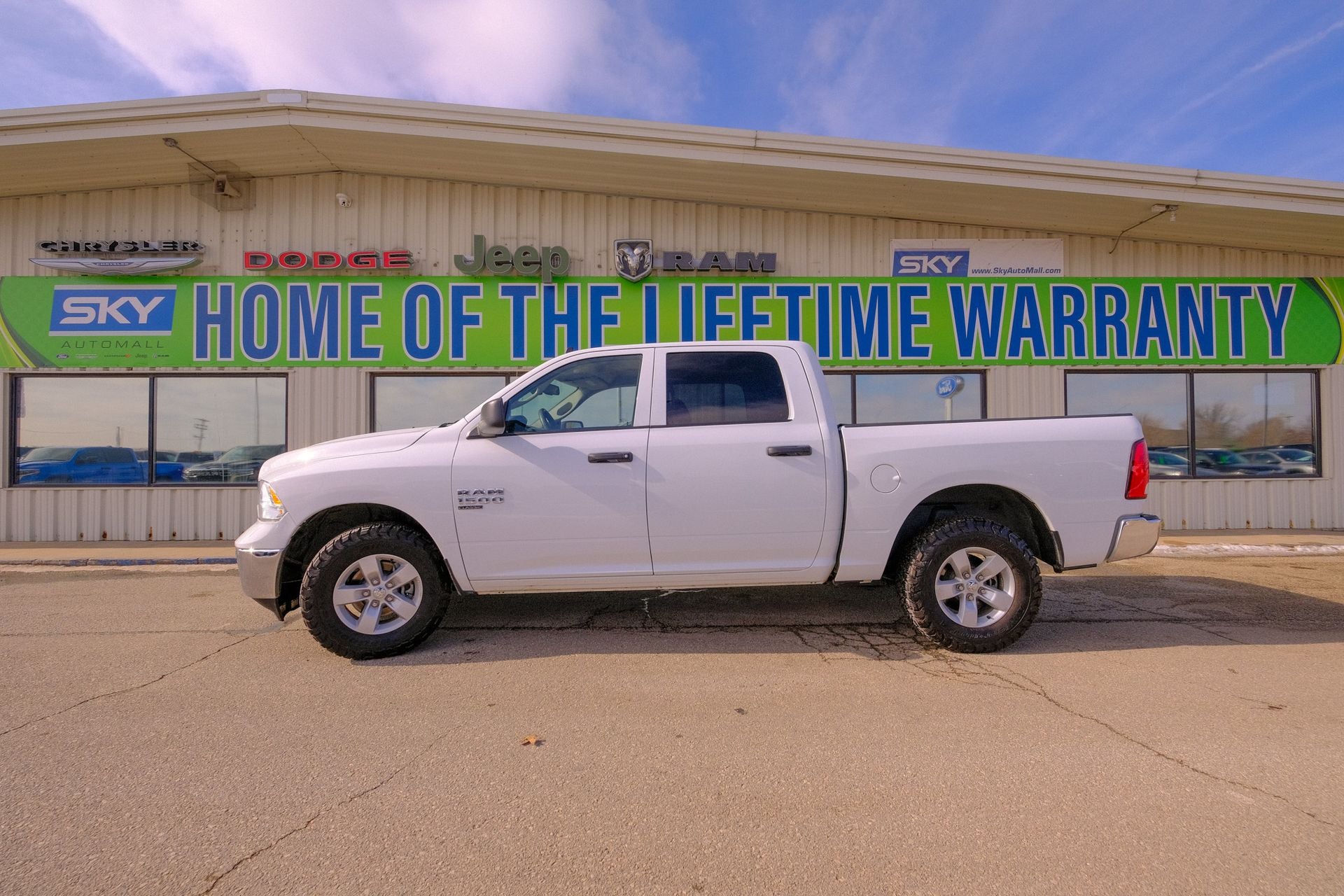 2023 RAM 1500 Classic SLT Crew Cab 4x4 5'7' Box